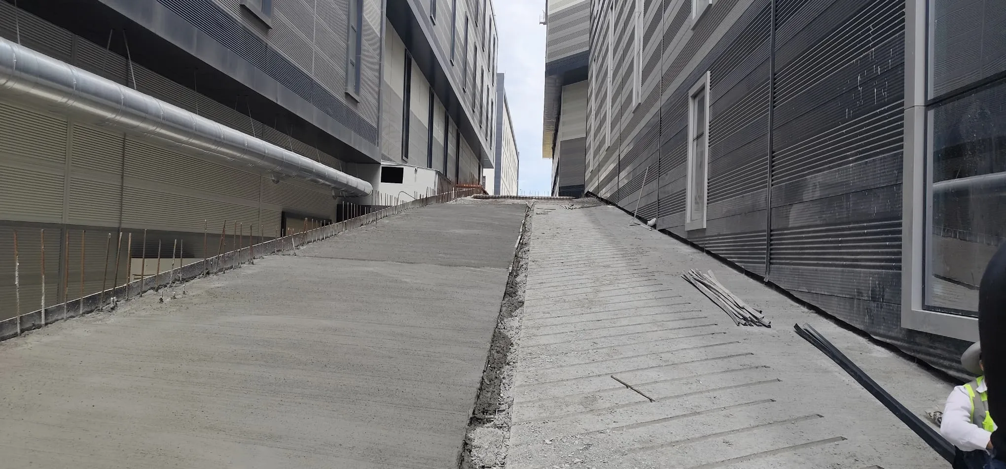 Saha betonu dökümü, iki blok arasındaki dış saha rampası