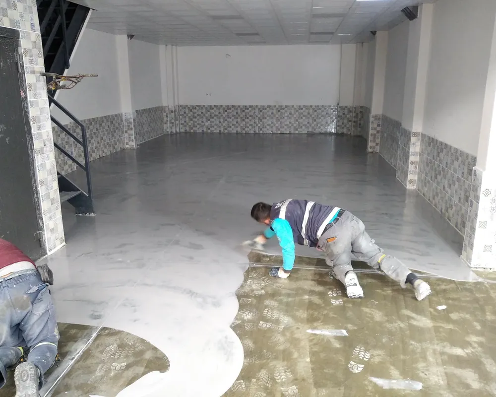 Önce: mala izli, lekeli ve tozuyan beton yüzey